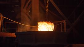 Сияющий кусок металла на металлургическом заводе