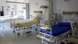 медицинские койки стоят в палате больницы