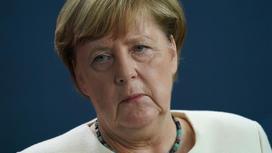 Ангела Меркель с грустным выражением лица