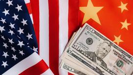 Флаги США и Китая и доллары