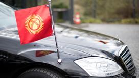 Флаг Кыргызстана установлен на черный автомобиль