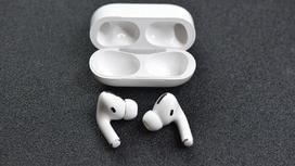 Наушники Apple AirPods Pro лежат на столе