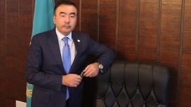 Бахтияр Унербаев стоит возле своего рабочего кресла