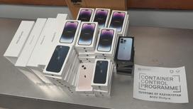 Контрабандные телефоны лежат на столе
