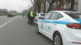 Полицейские остановили водителя на дороге в Алматы