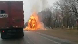 Грузовик сгорел на трассе в Алматинской области