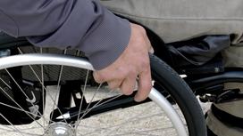Мужчина на инвалидной коляске