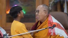 Далай-лама показывает язык мальчику