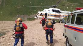 Спасатели бегут в сторону вертолета