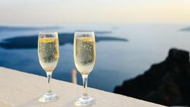 Шампанское в двух бокалах на фоне пейзажа