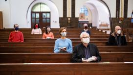 Люди в масках в церкви