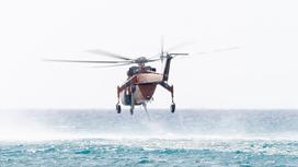 Вертолет летит над водой