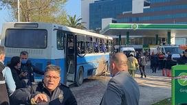 Власти стоят возле взорвавшегося автобуса