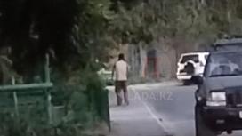 Мужчина идет за женщиной по двору в Актау