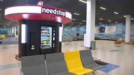 Автомат с едой на территории нового терминала в аэропорту Алматы