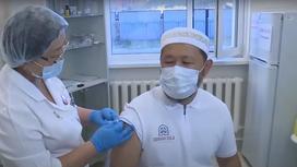 Верховный муфтий Казахстана Наурызбай кажы Таганулы получает вакцину от коронавируса