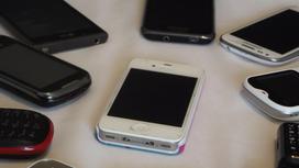 Телефоны лежат на столе