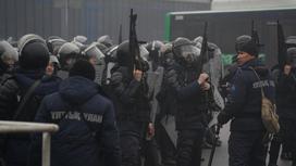 Полиция и военнослужащие во время беспорядков в Алматы