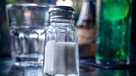 Соль и стакан стоит на столе