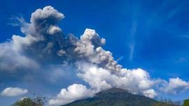 Извержение вулкана Иль-Левотолок в Индонезии