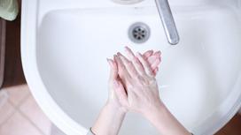 Женщина моет руки
