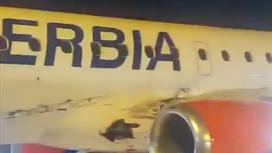 Пробитый самолет Air Serbia