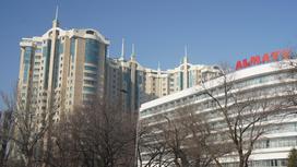 Гостиница Алматы на фоне жилого комплекса