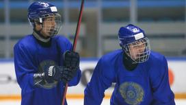 Хоккеисты юношеской сборной Казахстана на тренировке