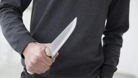 Мужчина стоит с ножом в руках