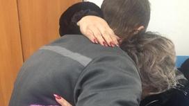 Сестра обнимает брата в Семее