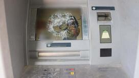 Разбитый дисплей банкомата в селе Абай