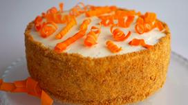 Морковный торт на стеклянной тарелке с декором в виде завитков из моркови