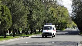 Машина скорой помощи едет по улицам Бишкека