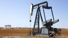 Нефтяная вышка в поле