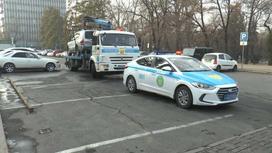 Машина и эвакуатор полиции на парковке в Алматы
