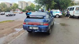 Машина стоит на улице в Уральске