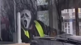 Водитель автобуса в маске