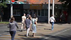 Жители Алматы переходят дорогу летом