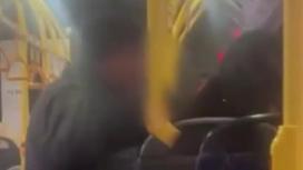 Мужчина вытаскивает наушник из уха пассажира