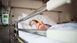 Ребенок лежит на кровати в больнице
