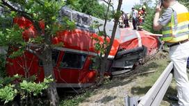 Разбитый вагон сошедшего с рельсов поезда