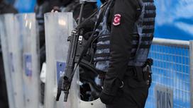 Турецкие полицейские стоят в оцеплении