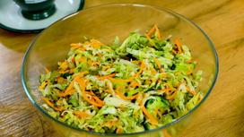 Салат из капусты, моркови и огурца в стеклянном салатнике