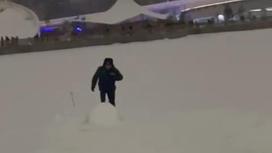 Полицейский ломает снеговика