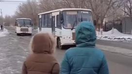 Автобусы проезжают мимо остановок
