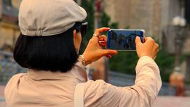 женщина делает фото на смартфон