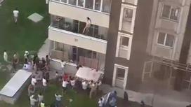 Женщина прыгает из окна многоэтажного дома