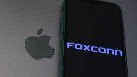 Логотипы Apple и Foxconn