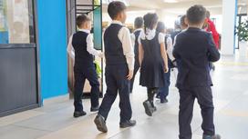 Дети идут по коридору в школе