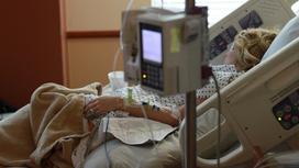 Женщина лежит в больничной палате